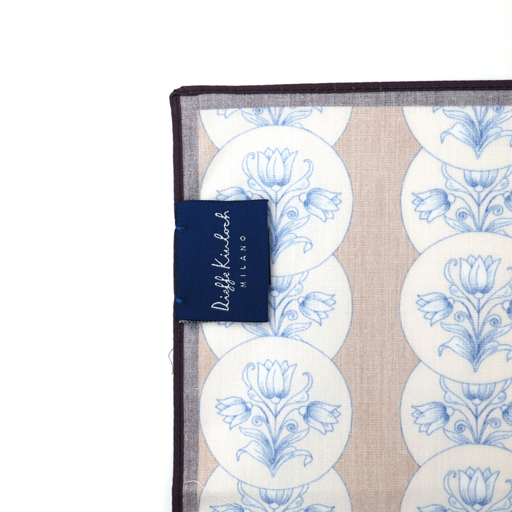 AMSTERDAM "AMSTERDAM – FLOWER TILES" コットン ハンカチーフ（クラシック） BROWN
