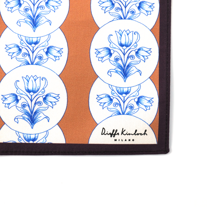AMSTERDAM "AMSTERDAM – FLOWER TILES" コットン ハンカチーフ（クラシック） BROWN