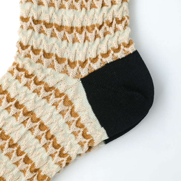 WAVE BORDER BUMPY SOCKS BROWN