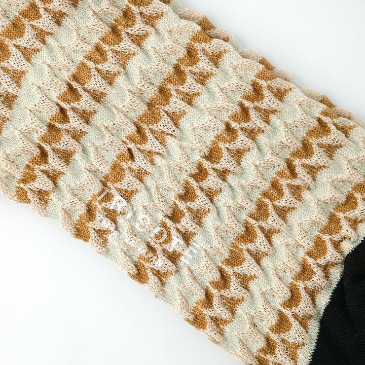 WAVE BORDER BUMPY SOCKS BROWN