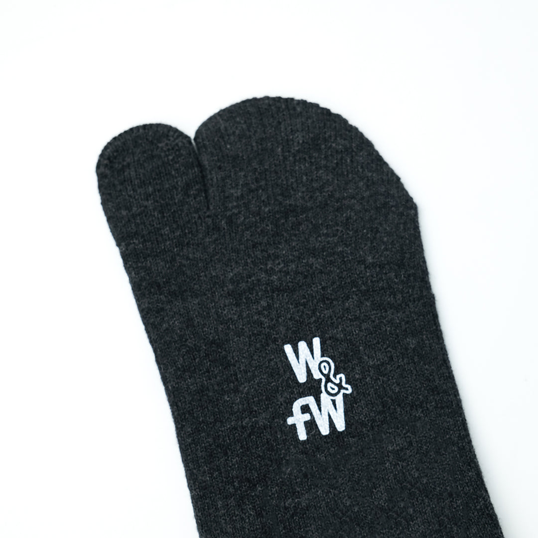 コットンバックラインラメTABIソックス CHACOAL×BLACK LAME