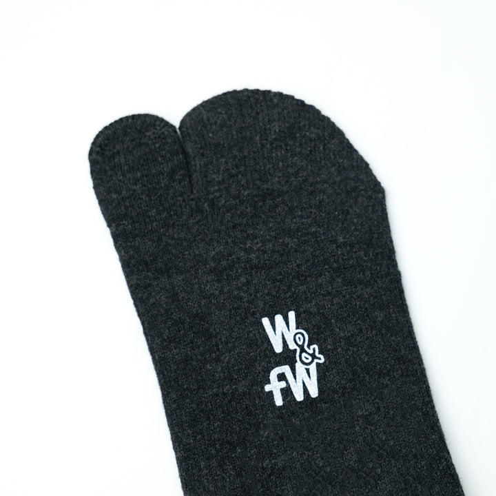 コットンバックラインラメTABIソックス CHACOAL×BLACK LAME